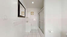 Apartment Fashion District - Bathroom