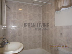 Apartment Rockaway Park - Bathroom