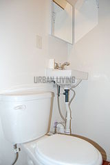 House Bushwick - Bathroom