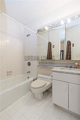 Apartment Theatre District - Bathroom