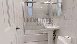 Apartment Theatre District - Bathroom