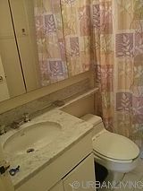 Apartment Theatre District - Bathroom