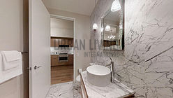 Modern residence Financial District - Bathroom