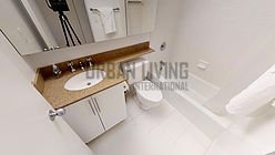 Apartment Theatre District - Bathroom