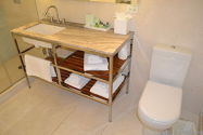 Apartment Theatre District - Bathroom