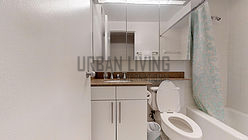 Apartment Theatre District - Bathroom