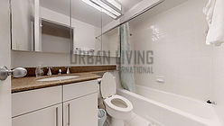Apartment Theatre District - Bathroom