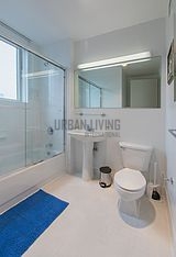 Apartment Hell's Kitchen - Bathroom