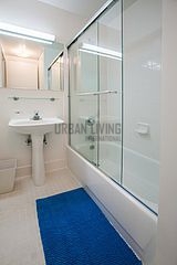 Apartment Hell's Kitchen - Bathroom