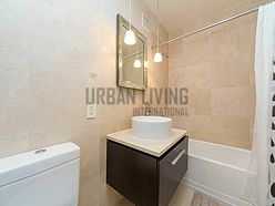 Modern residence Financial District - Bathroom