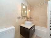 Modern residence Financial District - Bathroom
