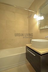 Modern residence Financial District - Bathroom