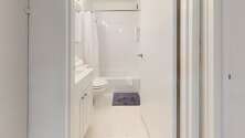 Apartment Theatre District - Bathroom