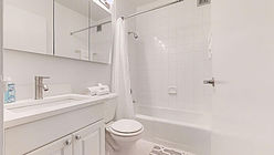 Apartment Theatre District - Bathroom