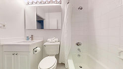 Apartment Theatre District - Bathroom