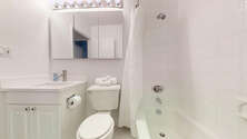 Apartment Theatre District - Bathroom
