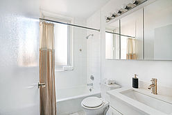 Apartment Theatre District - Bathroom