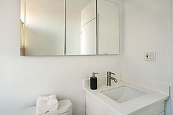 Apartment Theatre District - Bathroom