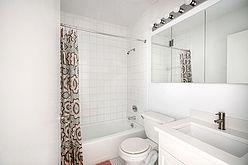 Apartment Theatre District - Bathroom