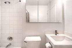 Apartment Theatre District - Bathroom