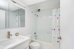 Apartment Theatre District - Bathroom