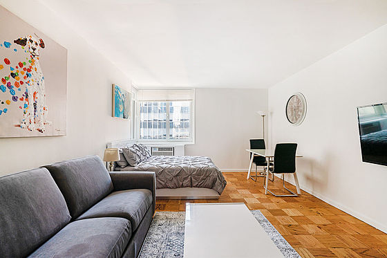 Apartment Theatre District - Living room