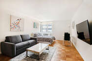 Apartment Theatre District - Living room