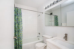 Apartment Theatre District - Bathroom