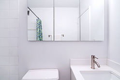 Apartment Theatre District - Bathroom
