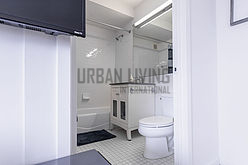 Apartment Theatre District - Bathroom