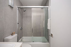 Apartment Theatre District - Bathroom