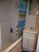 House Clinton Hill - Bathroom