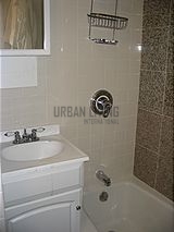 Apartment Theatre District - Bathroom