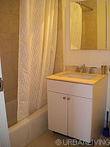 Apartment Theatre District - Bathroom